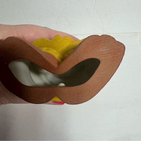 Hand painted pilgrim teddy bear. Adorable ceramic bear wearing yellow outfit - Picture 12 of 12